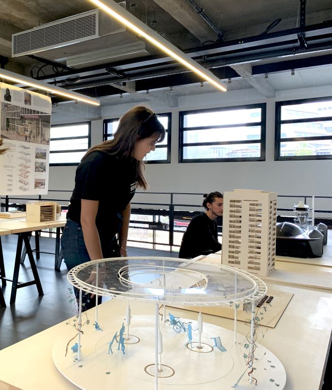 Étudiant en 1ère année Design travaillant sur une maquette dans un atelier de l'école Strate à Paris