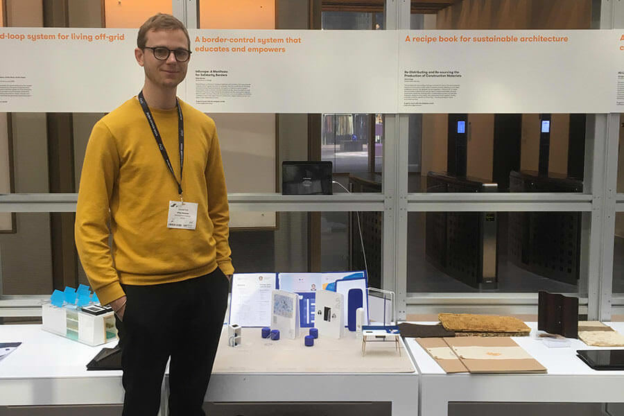 Mitja Benhke devant son stand d'exposition au Global Grad Show école de design ; Global Grad Show