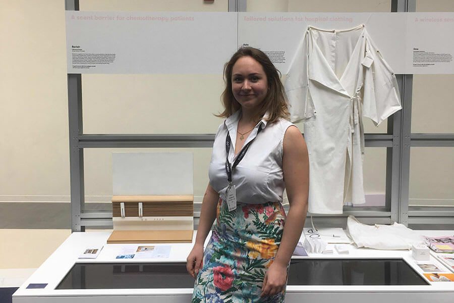 Clémence Guyot devant son stand d'exposition au Global Grad Show école de design ; Global Grad Show
