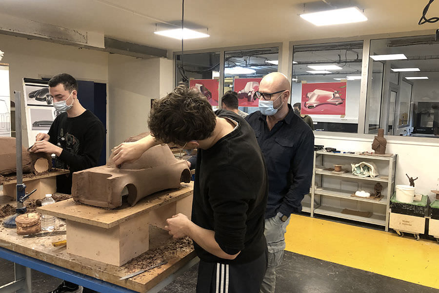 Nos étudiants dans l'atelier de l'école pour le Workshop Clay école de design ; formation modelage 3d