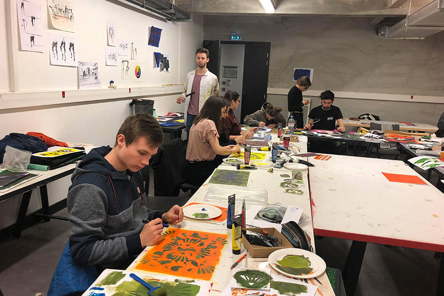 Nos étudiants en cours d'initiation au pochoir école de design Lyon