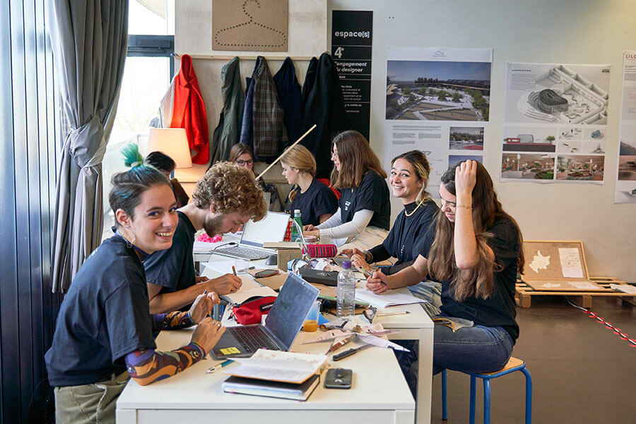 Nos étudiants en travail d'équipe ecole design