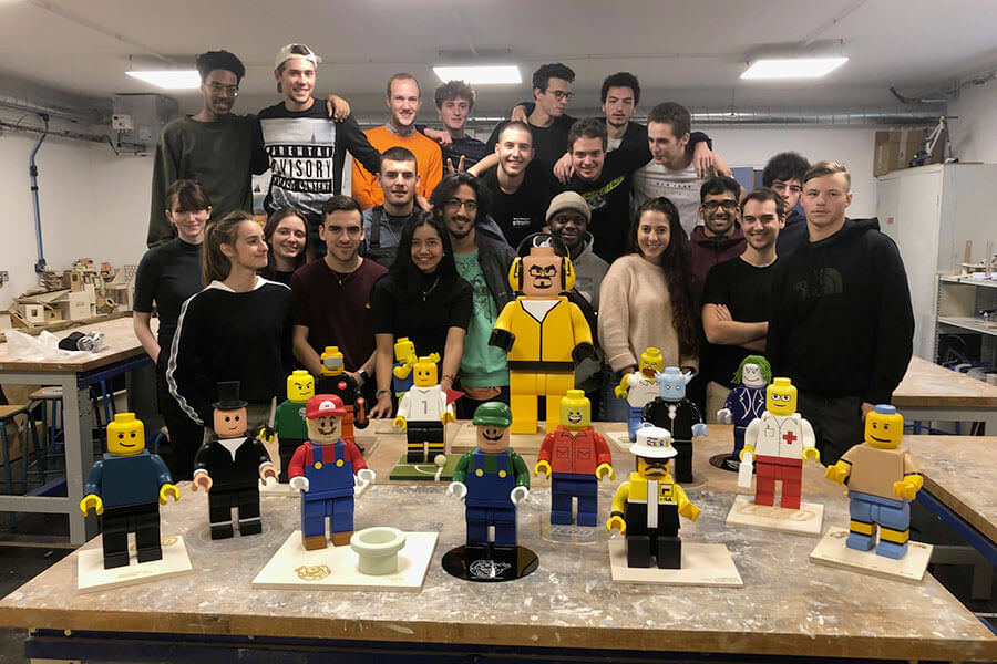Nos étudiants en première année modelage avec leurs maquettes lego Strate, école de design ; formation modelage 3d