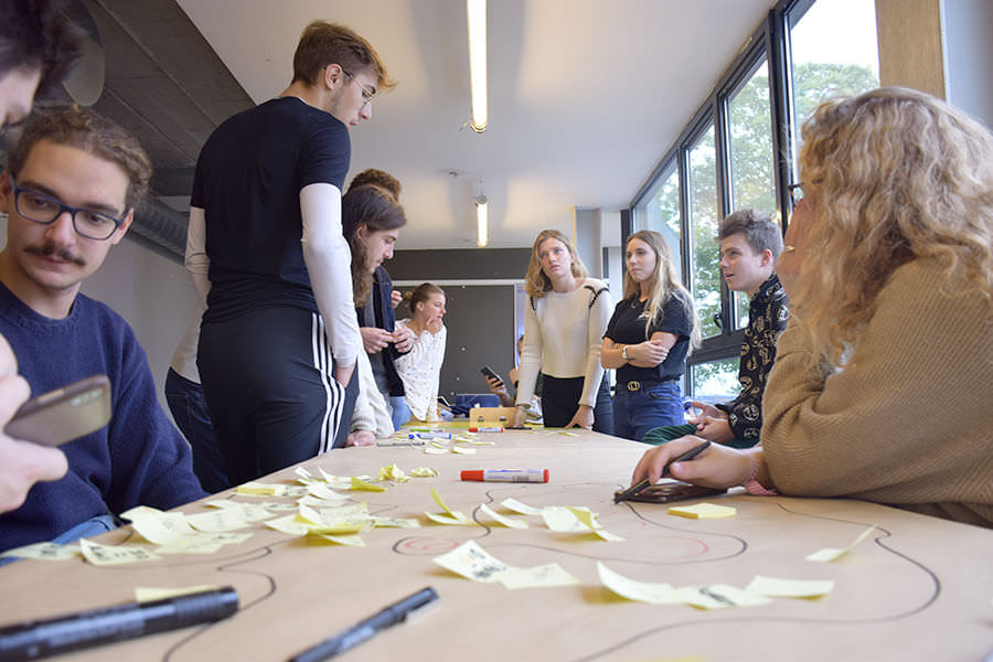 Nos étudiants en plein brainstorming lors du Punch Day Strate, école de design