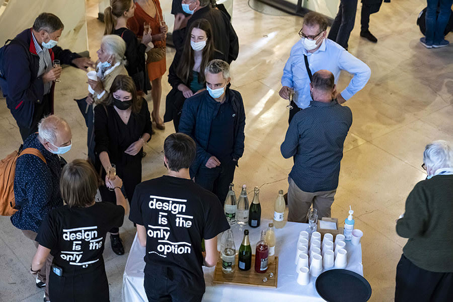 Les invités de l'exposition pendant le cocktail ecole de design