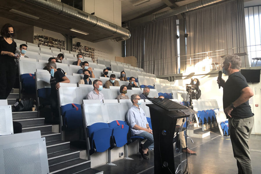 Les jurys des soutenances en plein briefing école de design ; soutenances ; projet de diplôme