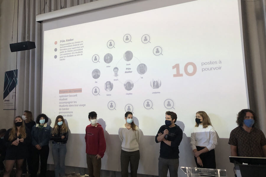 Les membres du Collectif 1.5 se présentent aux étudiants ecole de design associations