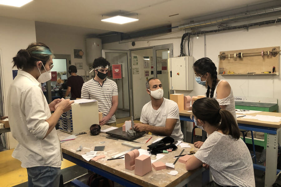 Nos étudiants en 1ère année avec Richard Soares en cours de création de personnages LEGO école de design ; modelage 3d; Lego