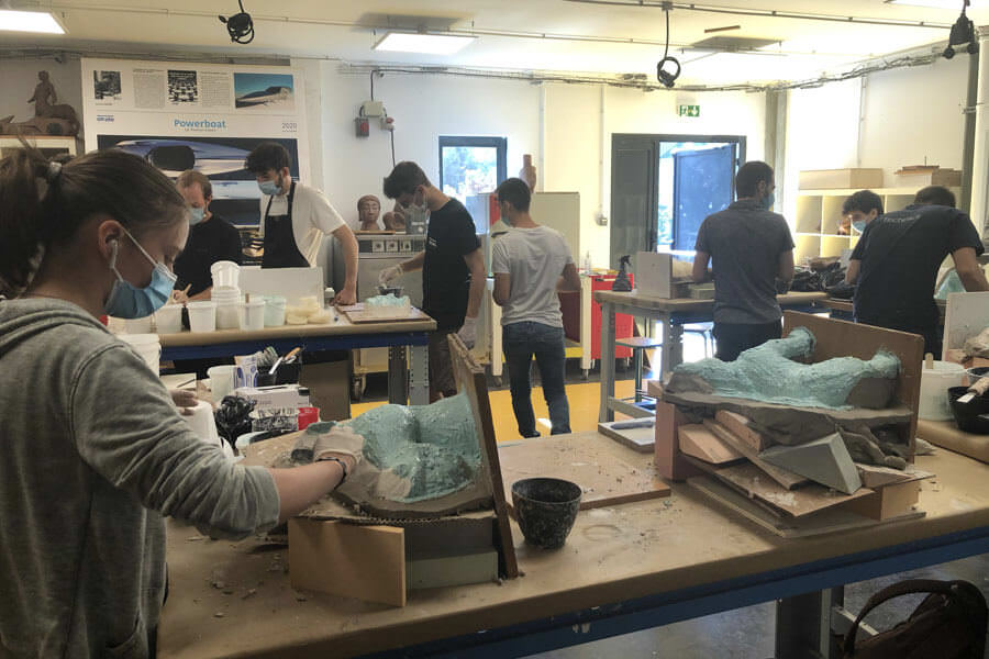 Nos étudiants en 2ème année Modelage 3d en cours de création de leurs moules école de design ; modelage 3d ; moulage; sculpture