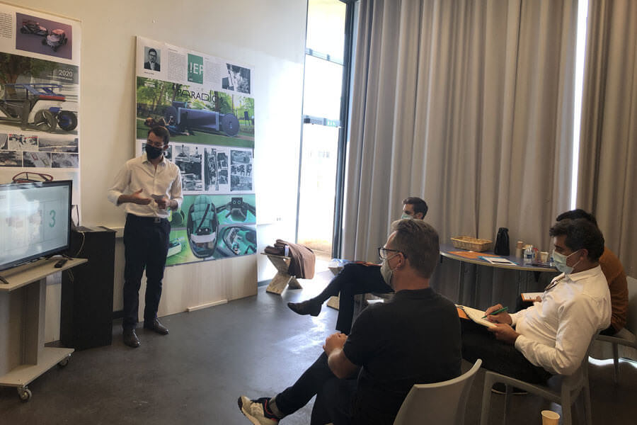 Un étudiant en Design mobilité(s) entrain de passer sa soutenance école de design ; soutenances ; projet de diplôme