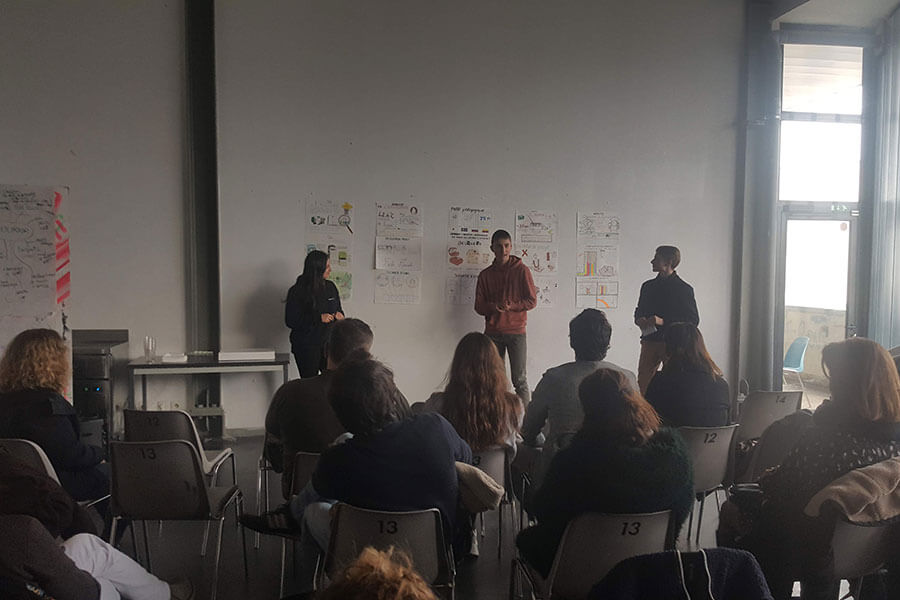 Nos stagiaires lors de la restitution de leurs projets école de design ; atelier