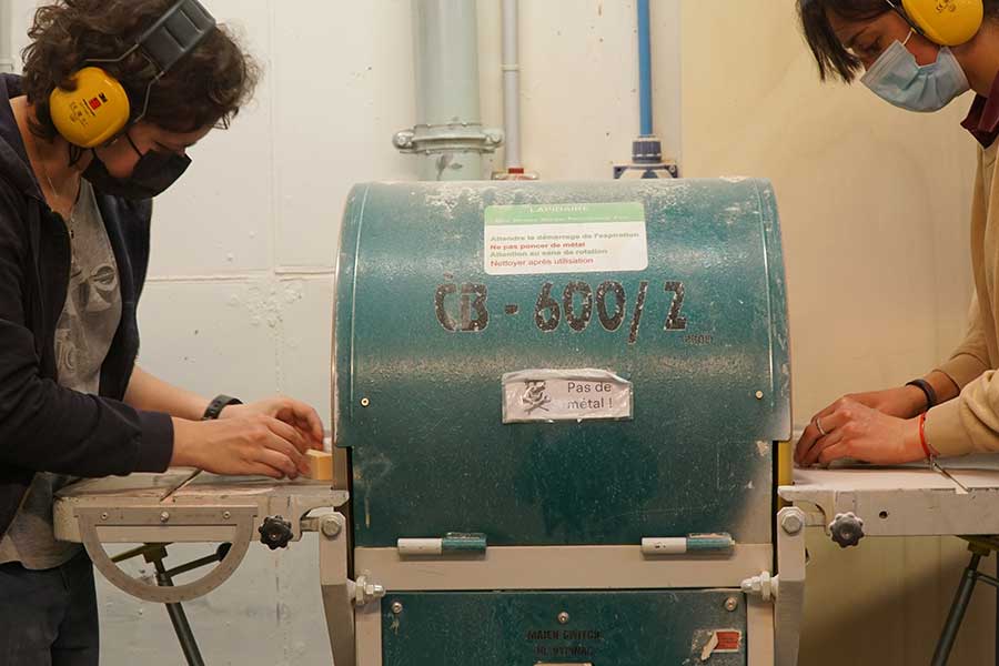 Deux étudiants-modeleurs travaillant sur un projet de maquette formation modelage 3D