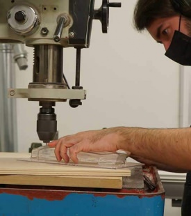 Un étudiant travaillant sur son projet dans les ateliers de l'école formation modelage 3d