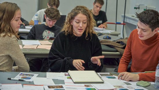 Des étudiants en collaboration sur un projet ecole de design