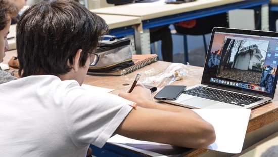 Un étudiant en plein travail école de design
