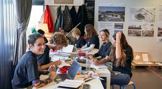 Etudiants de 3e année en workshop école de design, admissions parallèles