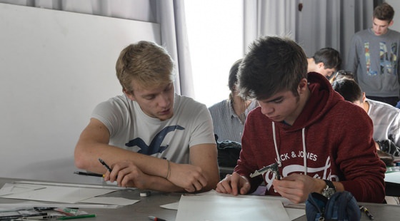Des étudiants en plein travail sur un projet école de design ; initiation design ; projet design