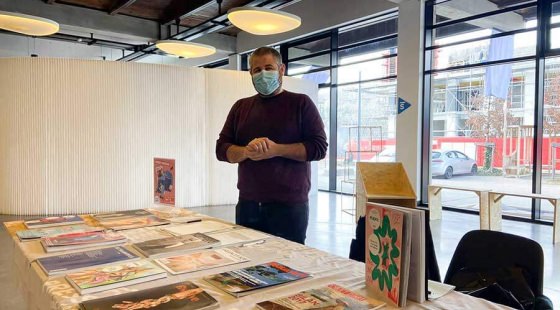Le stand Info-Presse et son intervenant sur le campus de Strate Lyon ecole de design