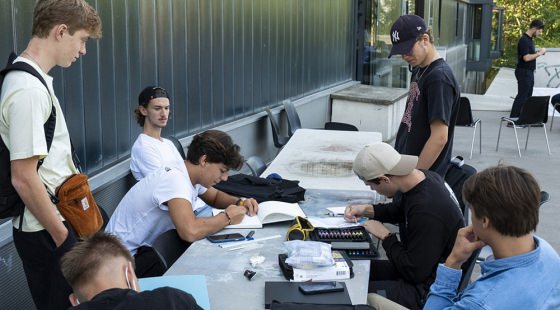 Des étudiants en collaboration sur un projet ecole de design