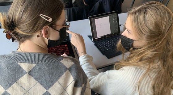 Des étudiants en collaboration sur un projet ecole de design