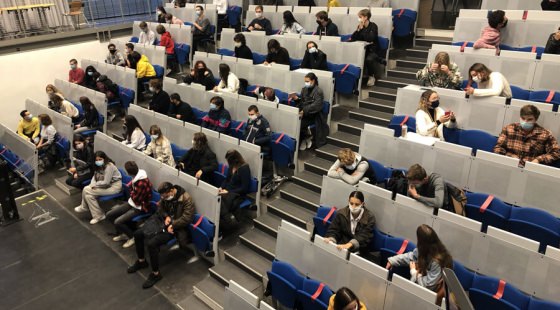 Les étudiants de 1ère année en Amphithéâtre lors de leur rentrée ecole design