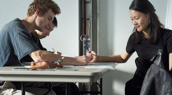 Des étudiants en collaboration sur un projet ecole de design