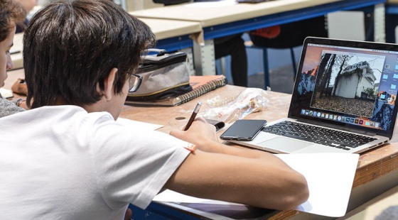 Un étudiant en plein travail école de design