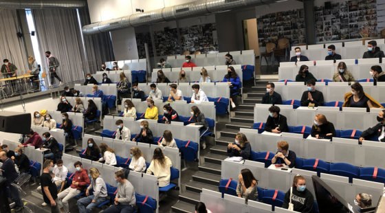 Nos étudiants en amphithéâtre lors de leur rentrée ecole de design