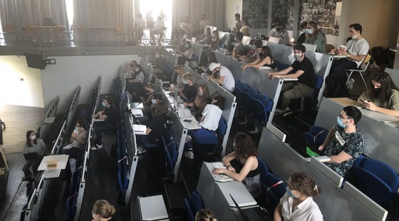 Nos étudiants en amphithéâtre lors des rendus des projets écriture Humanité Numérique ecole de design