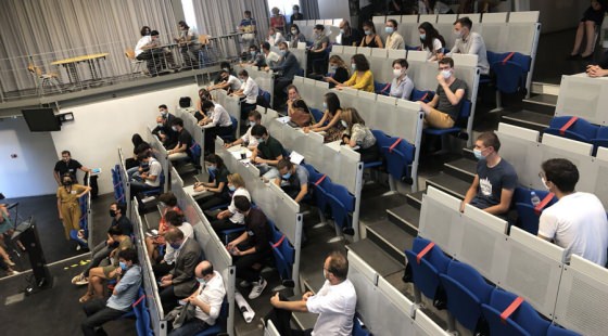 Les étudiants et les membres des jurys en Amphithéâtre ecole de design