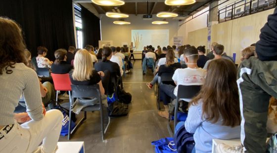 Nos étudiants lyonnais en conférence de rentrée école de design ; rentrée en présentiel ; rentrée