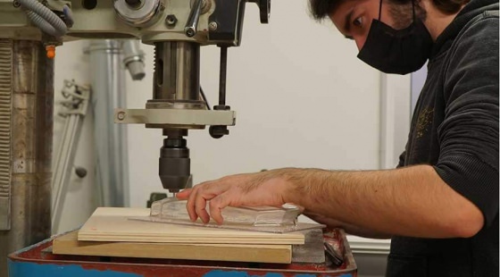 Un étudiant travaillant sur son projet dans les ateliers de l'école formation modelage 3d