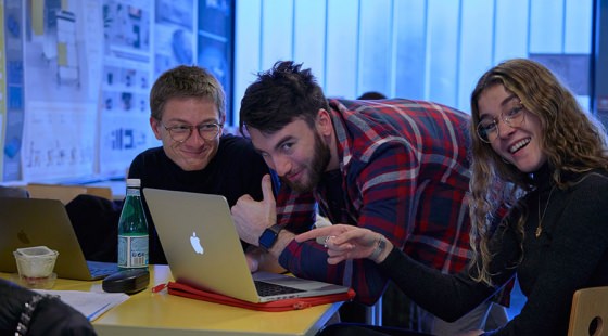 Des étudiants en collaboration sur un projet ecole de design
