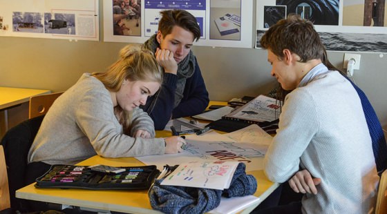 Des étudiants en plein travail sur un projet école de design ; initiation design ; projet design